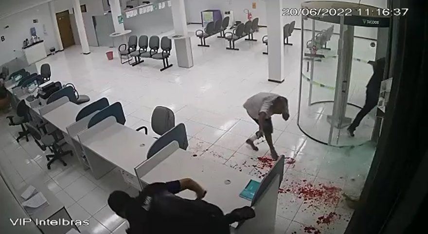 Imagens fortes: assassino de PM no Piauí é morto durante assalto a banco no Maranhão