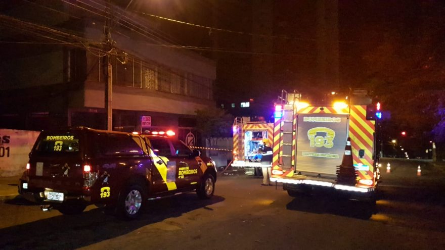 Apartamento fica destruído pelas chamas após briga de casal que resultou em incêndio no Centro