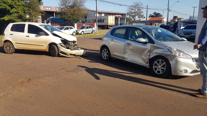 Forte colisão entre Fox e Peugeot é registrada no Bairro Pacaembu