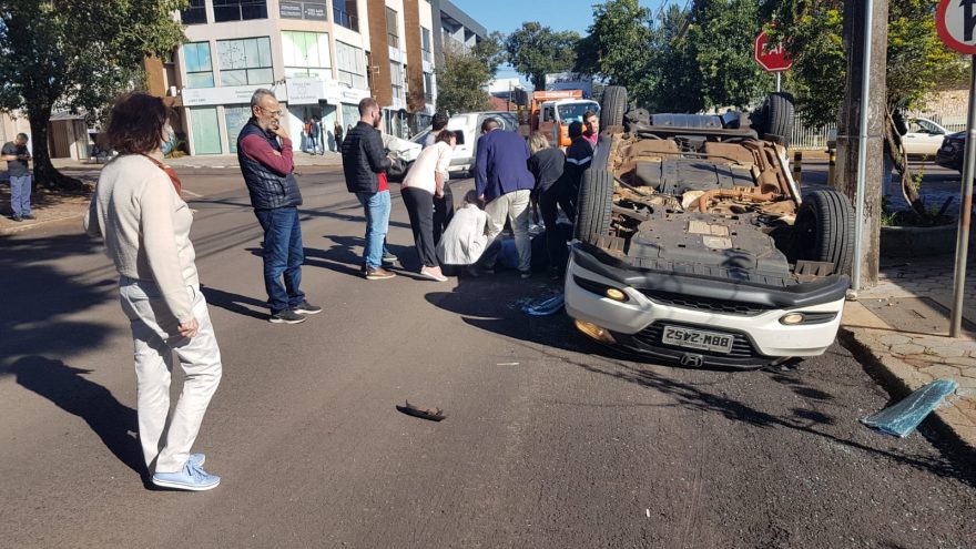 Colisão seguia de capotamento é registrada na Rua Nereu Ramos, em Cascavel