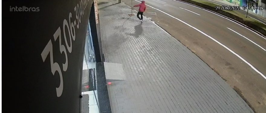 Comerciantes em pânico divulgam vídeo de nova tentativa de arrombamento na Carlos Gomes
