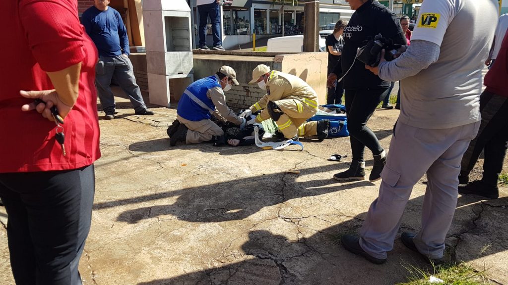 Motociclista fica ferida em forte colisão de trânsito na Av. Barão do Rio Branco