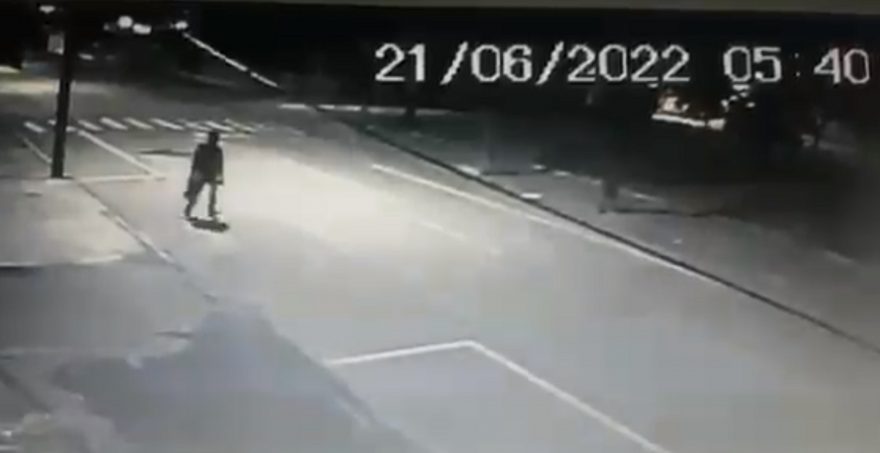 Vídeo mostra ladrão cortando fios de poste no Parque São Paulo