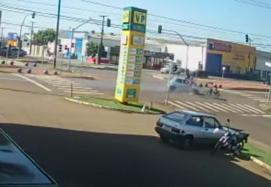 Vídeo mostra fortíssima colisão entre carro e moto na Avenida Barão do Rio Branco
