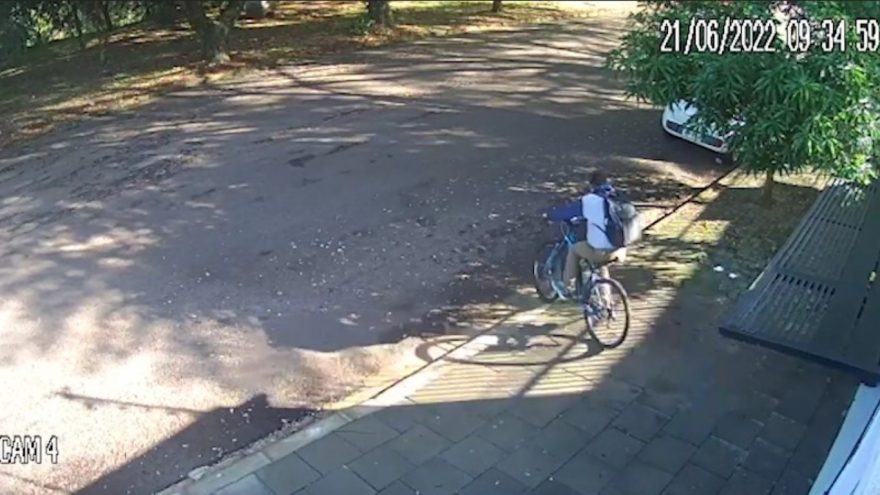 Veja imagens do furto de uma bicicleta no Centro