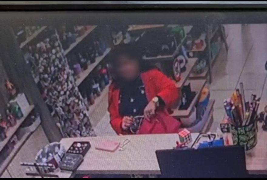 Vídeo mostra mulher furtando relógio de bolso em comércio em Cascavel