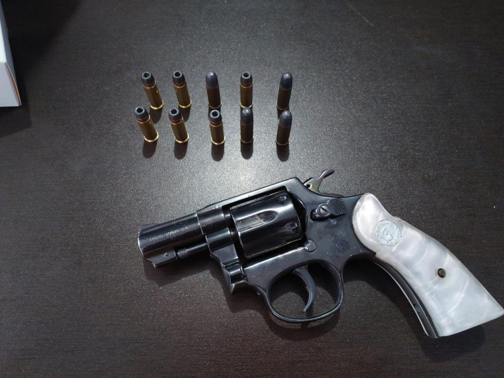 Mulher é detida portando arma de fogo e munições na PR-317