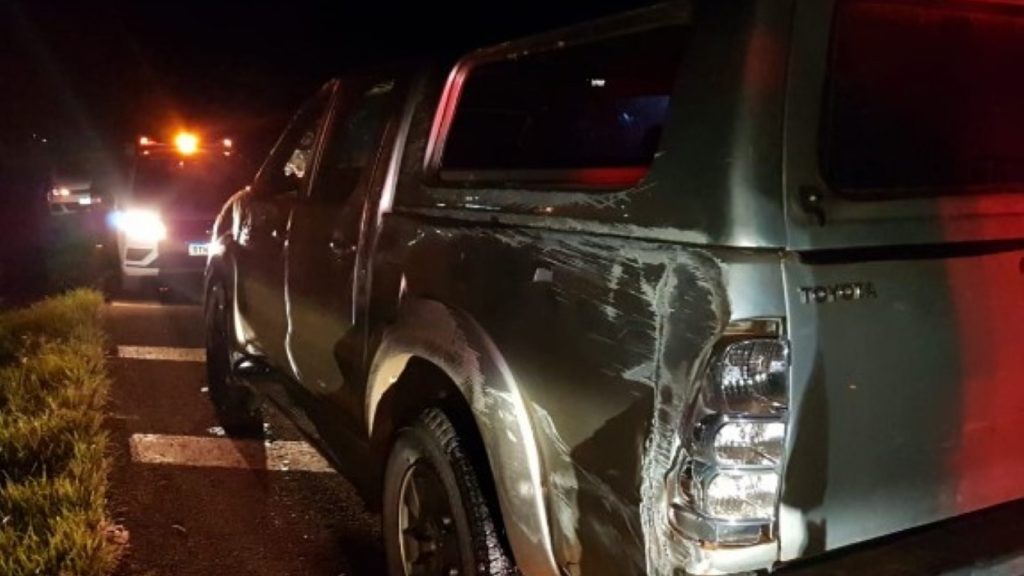Hilux tomba após colisão na BR-369 em Cascavel