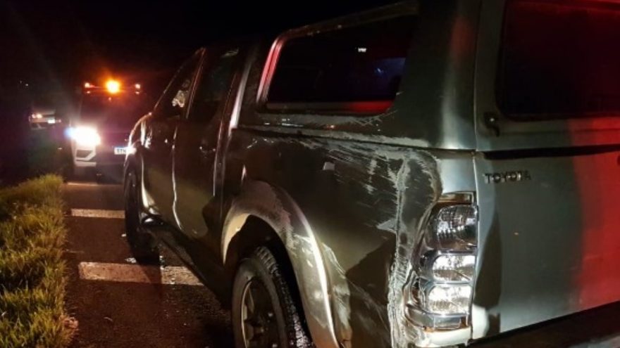 Hilux tomba após colisão na BR-369 em Cascavel
