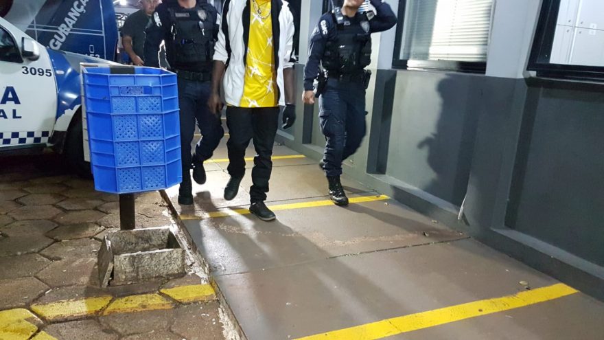 Jovem surta após não conseguir comprar passagem e causa danos na rodoviária
