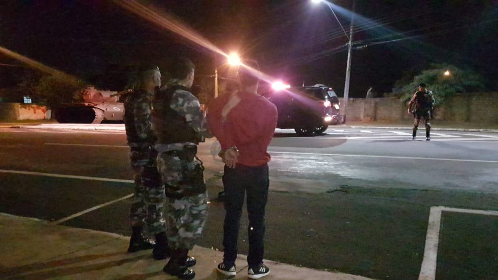 Homem é detido após tentar roubar celular de motorista de APP na Área Militar, em Cascavel