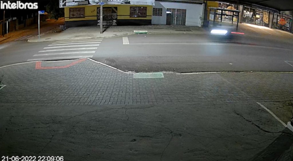 Câmera flagra moto antes de colidir com Kombi no Jardim Itália