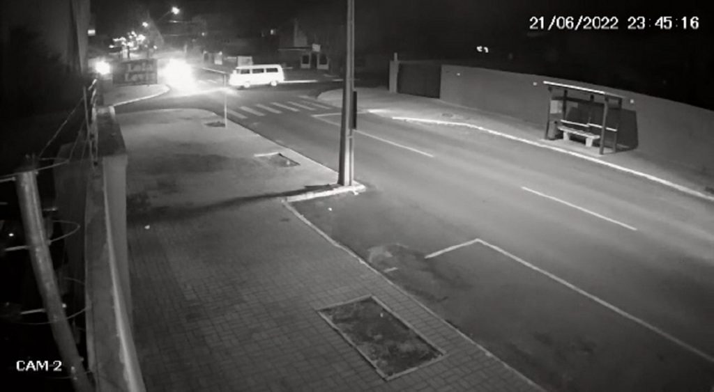 Imagem flagra colisão entre Kombi e moto que resultou em morte no Jardim Itália