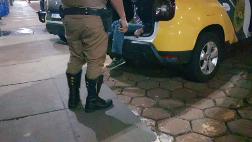 Idoso é detido por embriaguez ao volante após colidir veículo em carros estacionados na Rua Ipanema