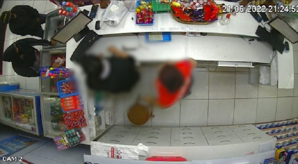 Câmera registra assalto em farmácia no Bairro São Cristóvão