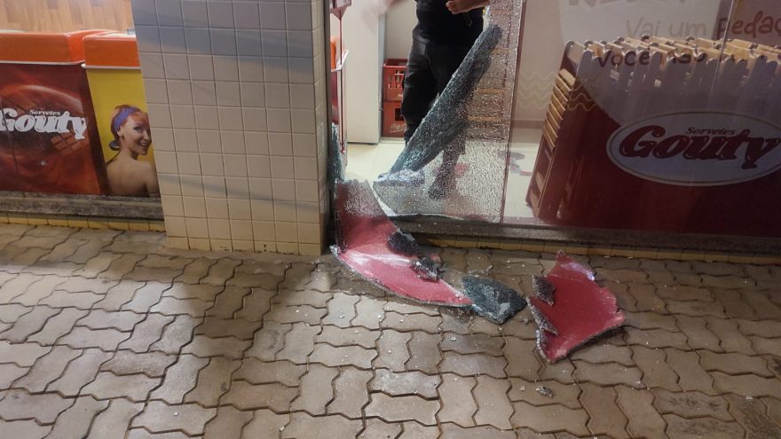 Ladrões arrombam sorveteria no Centro
