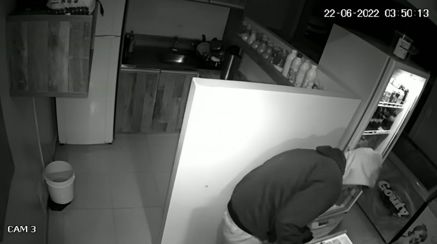 Câmeras registram ação de ladrões que arrombaram sorveteria no Centro
