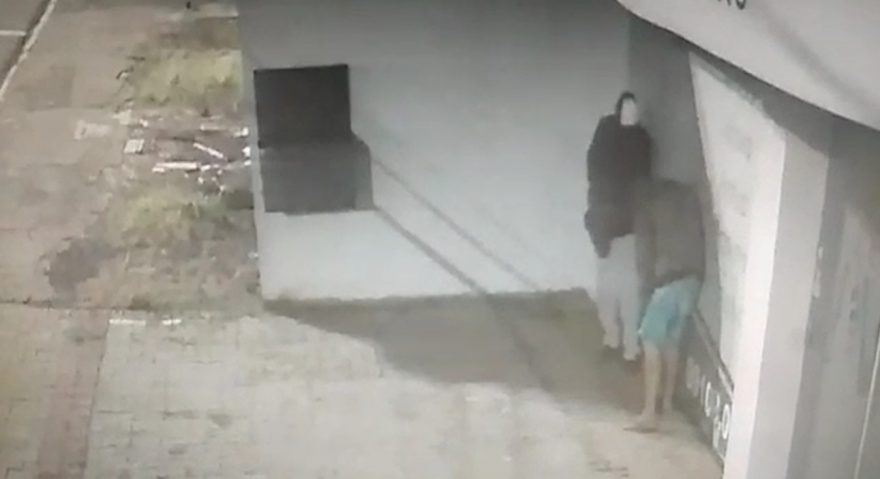 Câmeras de segurança flagram mesmos suspeitos tentando invadir outra loja na Av. Brasil