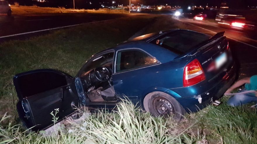 Condutor perde o controle e veículo cai no canteiro central na BR-467