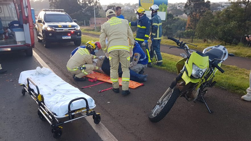 Motociclista fica ferido após se envolver em colisão traseira na BR-277