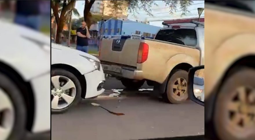 Cruze e Frontier se envolvem em colisão na Avenida Brasil