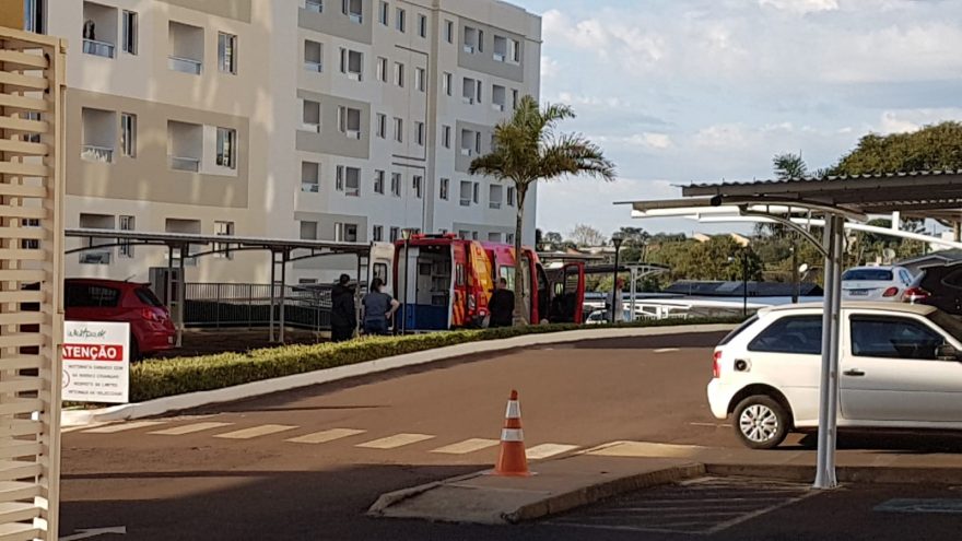 Colisão entre carro e moto dentro de condomínio deixa mulher ferida