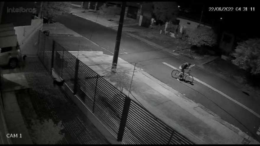 Vídeo mostra ciclista cortando cabos da rede de telefonia e realizando furto com bicicleta