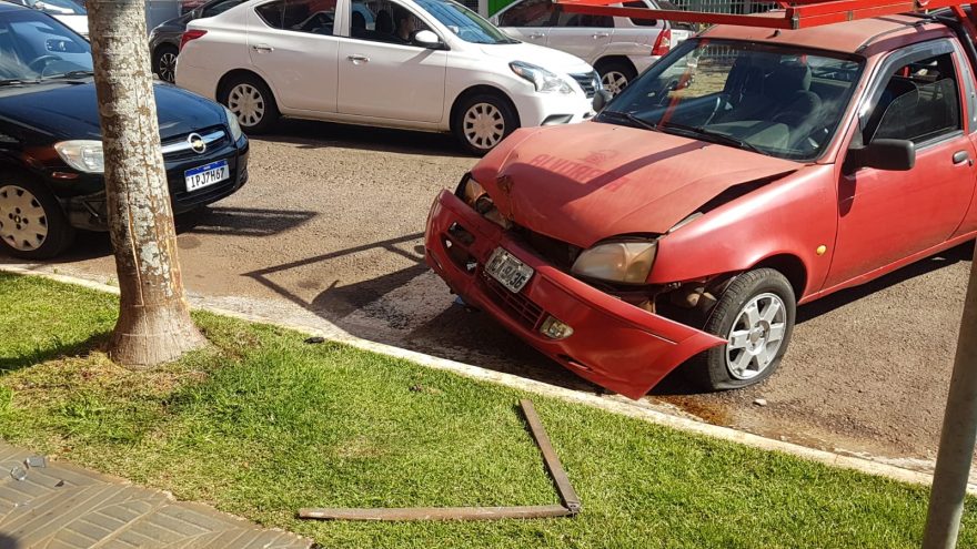 Carros se envolvem em colisão no cruzamento das Ruas JK e Presidente Kennedy