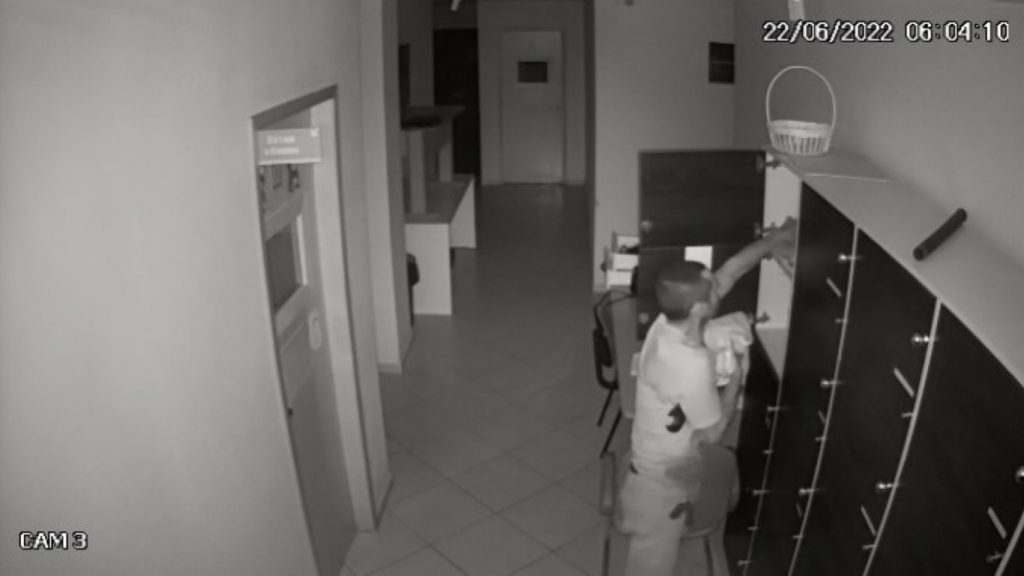 Veja momento em que indivíduo furta igreja em Cascavel