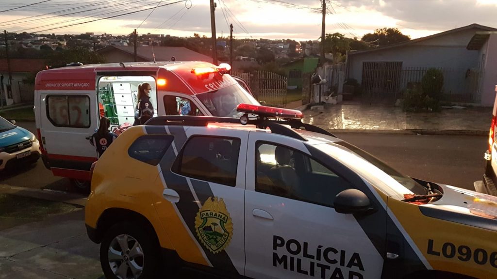 Homem em surto com faca na mão e após ameaças é contido pela Polícia Militar e Samu
