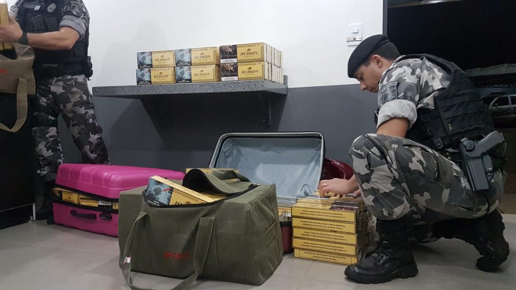Choque apreende quatro malas com cigarros contrabandeados na rodoviária