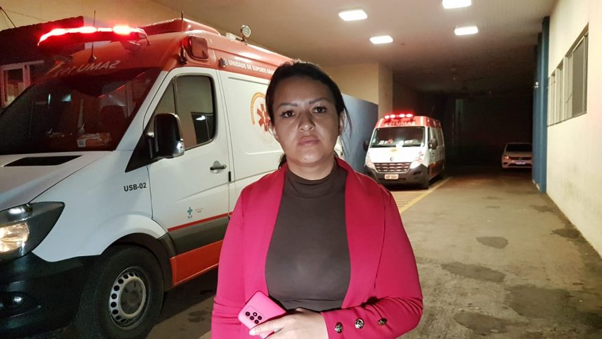 Mãe desesperada pede por vaga no HUOP; filha está com paralisia no corpo e segue no interior de ambulância do SAMU