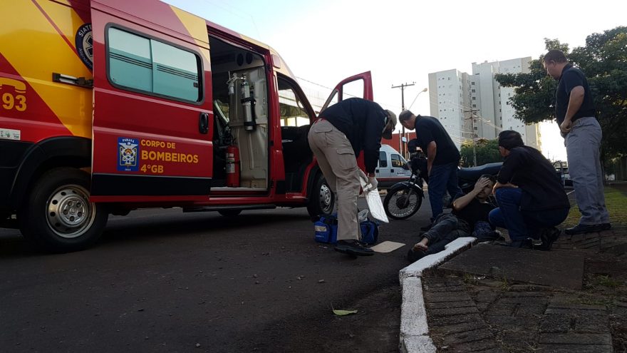 Motociclista quebra a perna após colisão com Fiat Doblò na Rua Paraguai