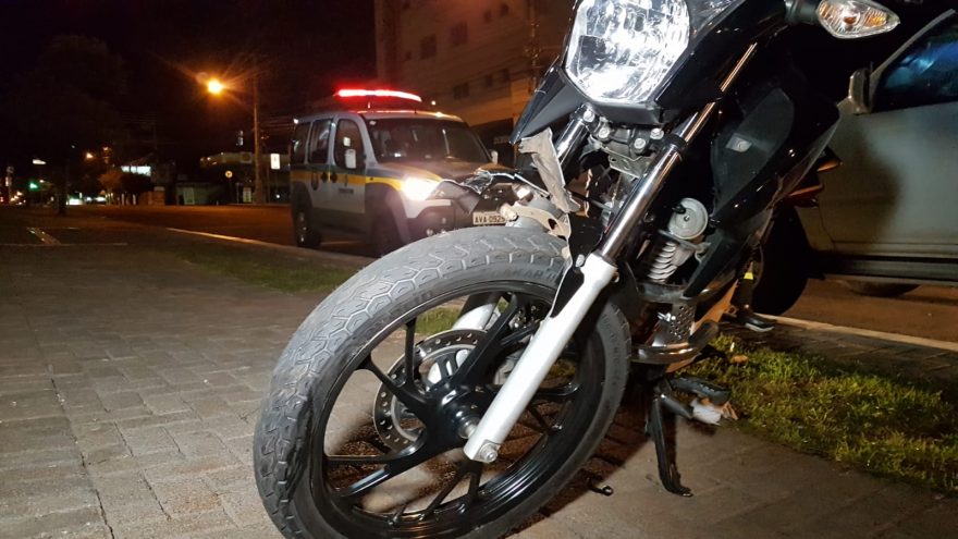 Moto abandonada após suposta colisão é recolhida pela Transitar