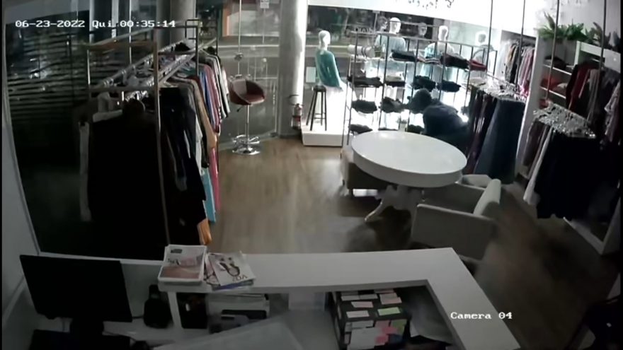 Vídeos mostram ladrão arrombando empresa no Centro e levando diversas peças de roupa
