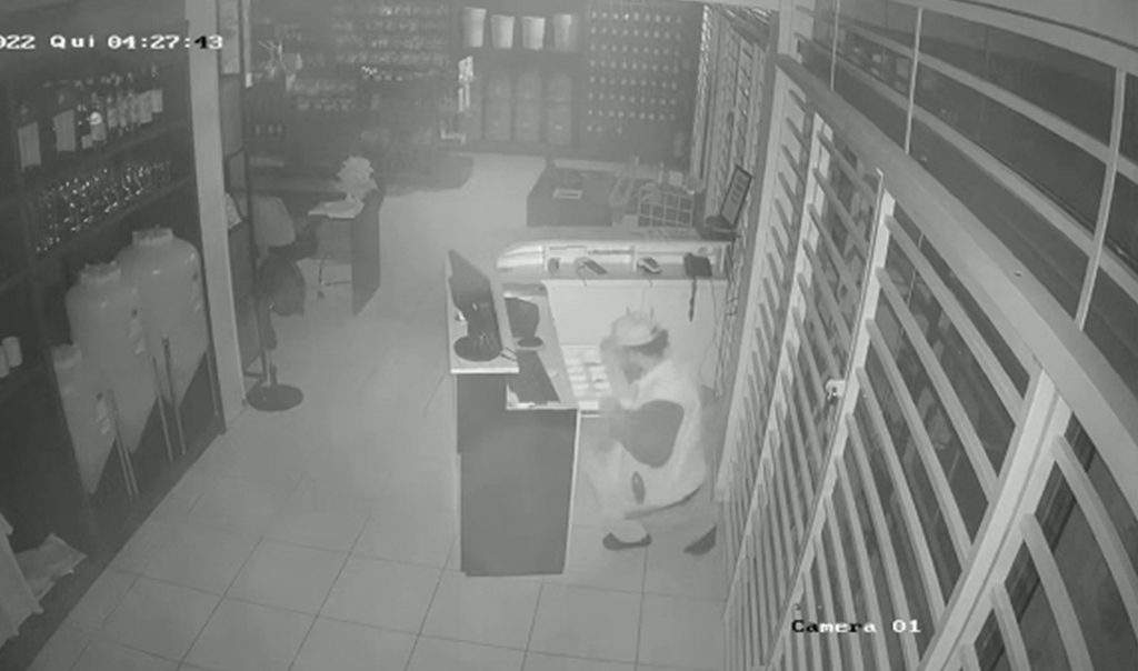 Ladrão rasteja no chão em loja para efetuar roubo no Centro
