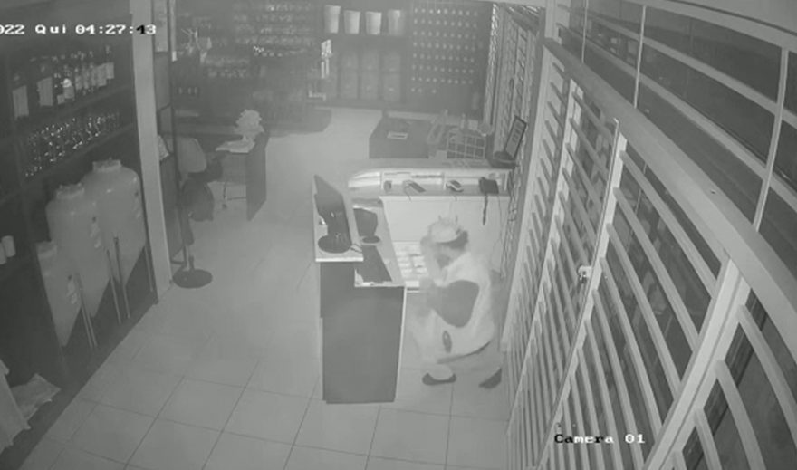 Ladrão rasteja no chão em loja para efetuar roubo no Centro