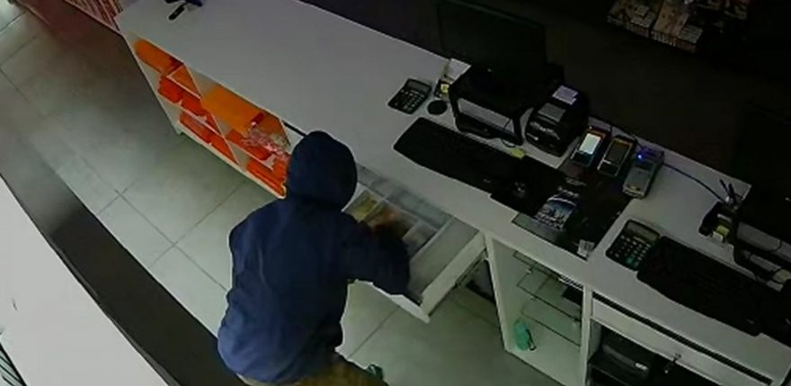 Câmera flagra ladrão estourando vitrine e roubando loja na Av. Brasil