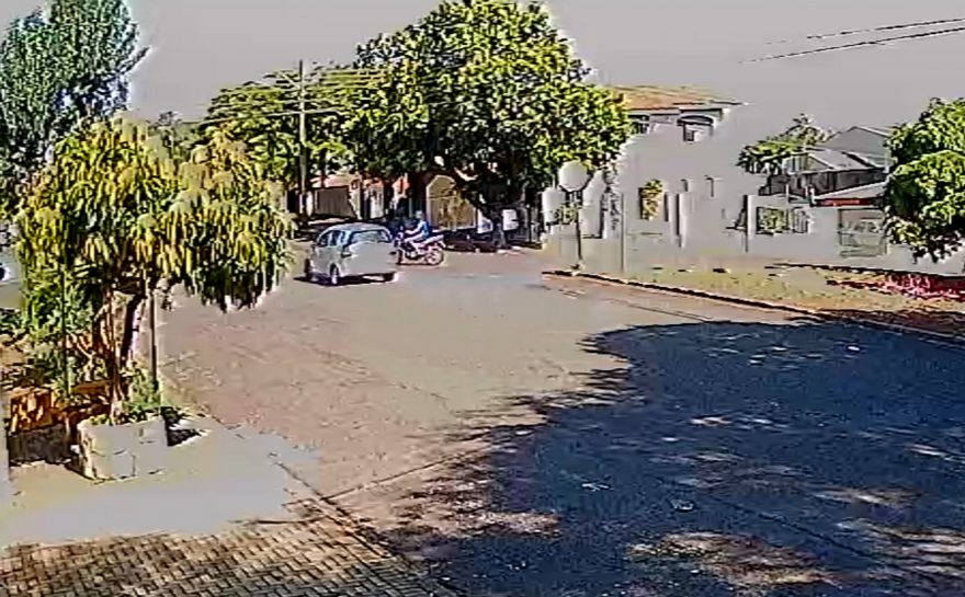 Vídeo mostra momento em que carro e moto se envolvem em colisão na Rua Maranhão