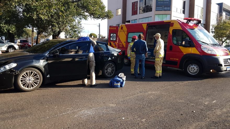 Forte colisão com tombamento é registrada no Centro