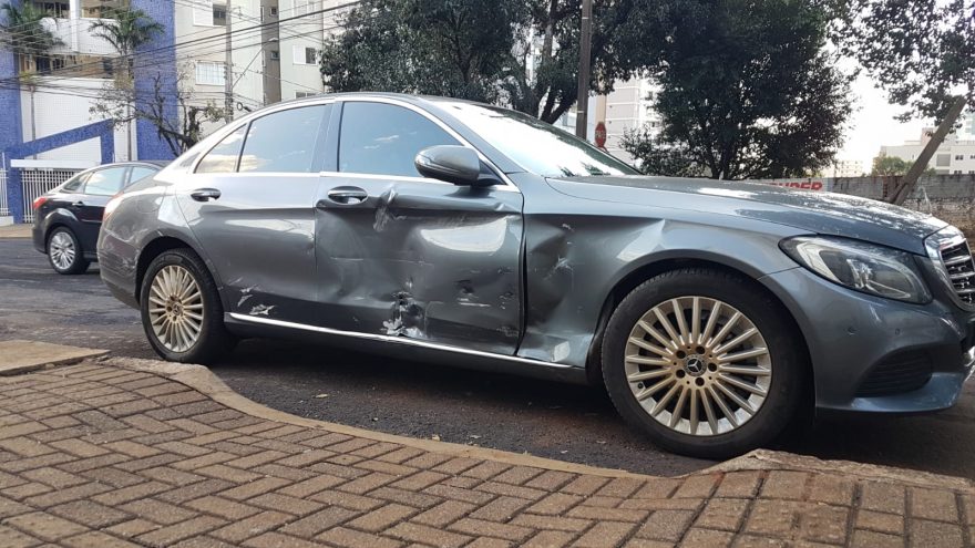 Pajero e Mercedes batem em cruzamento no Centro