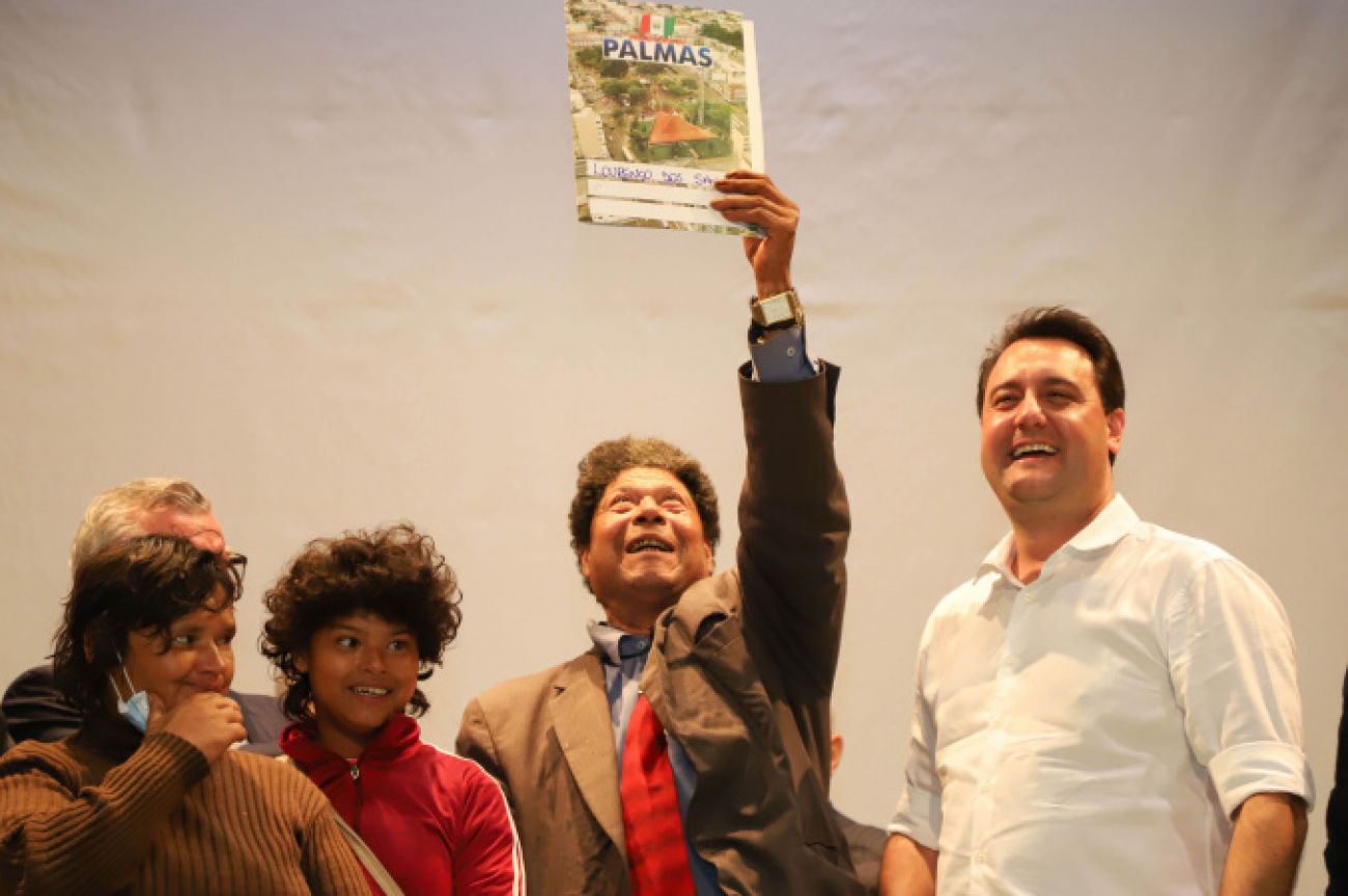 Títulos de propriedade entregues pelo Governo dão segurança a 296 famílias de Palmas Imagem referente a Títulos de propriedade entregues pelo Governo dão segurança a 296 famílias de Palmas