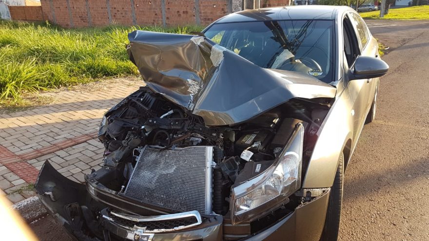 Forte colisão entre carros é registrada na Avenida Brasil