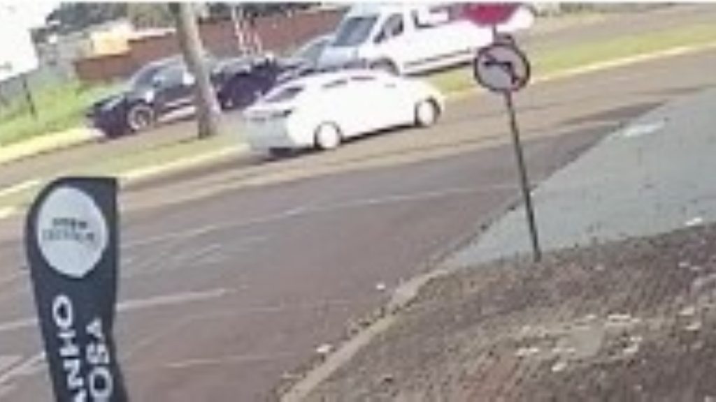 Veja momento em que Cruze colide com a traseira de caminhonete na Avenida Brasil