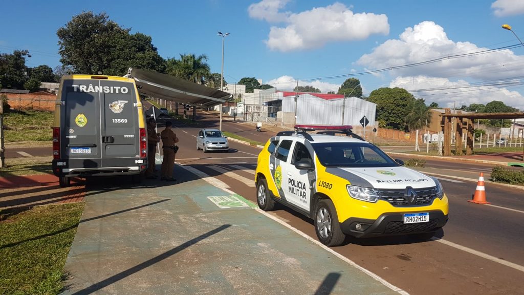 Polícia Militar realiza operação de trânsito na Avenida Brasil