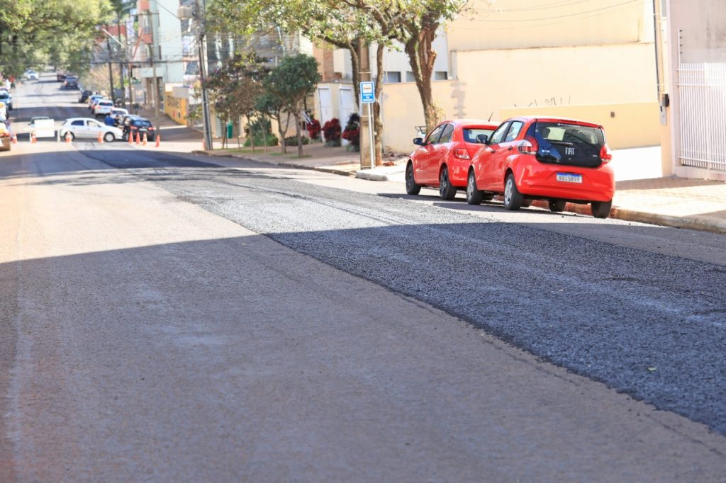 Prefeitura investe em melhorias no asfalto da cidade