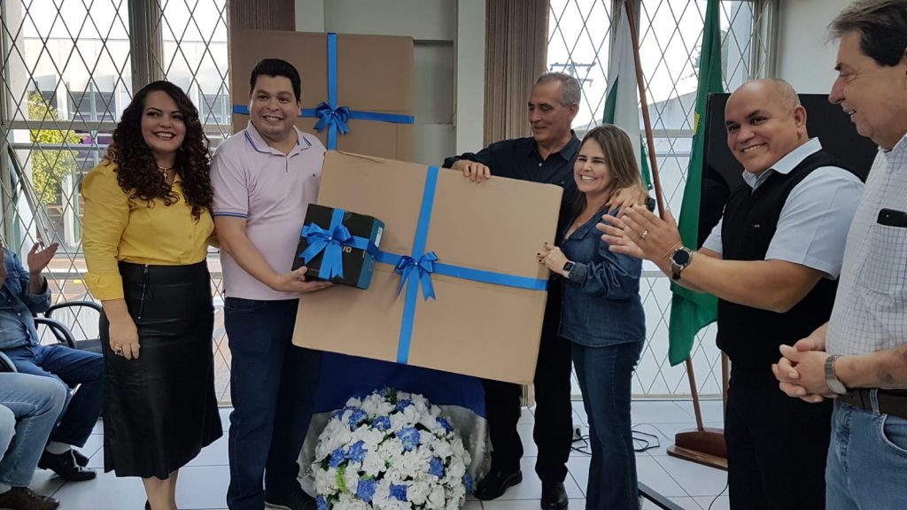 Kits Educatron são entregues para o Núcleo Regional de Educação de Cascavel
