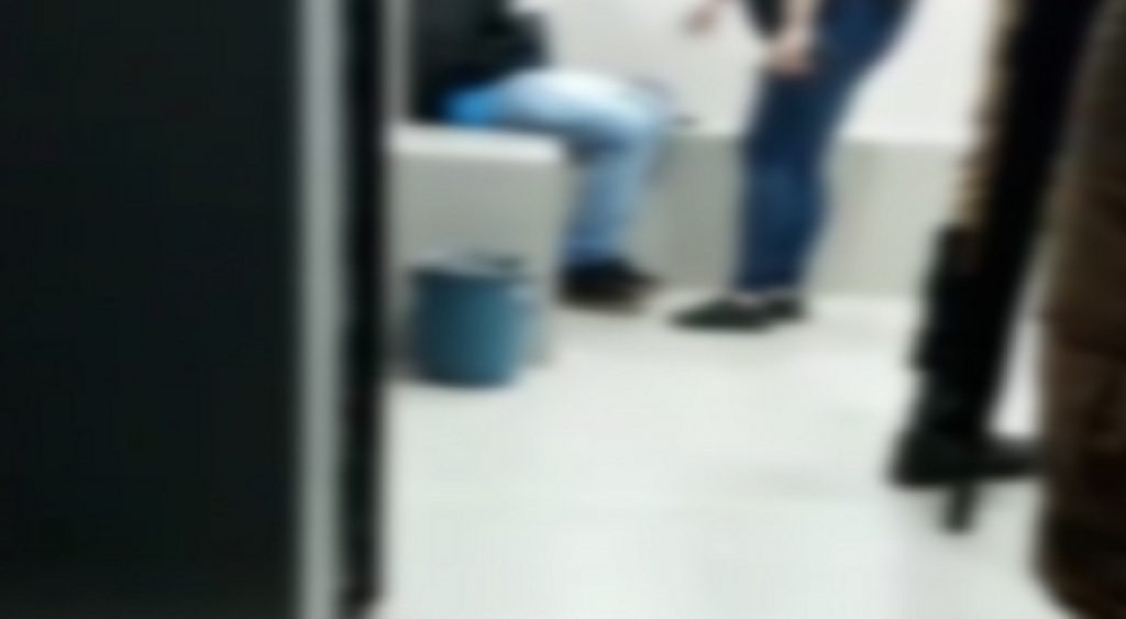 Mãe esculacha filho na delegacia após ele ser apreendido com drogas