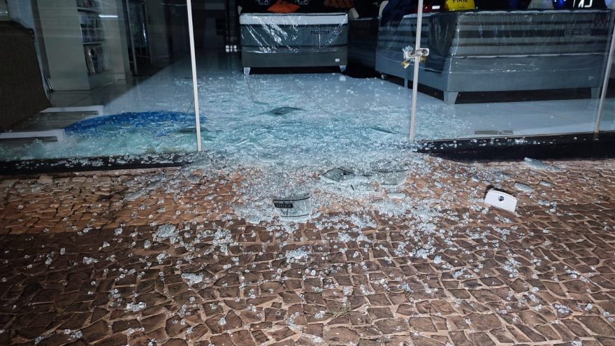 Vândalo arromba loja no Centro e na sequência vai até o comércio vizinho e espalha terra de vasos de plantas