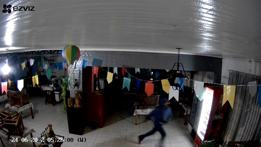 Mesmo com alarme e câmera, restaurante é alvo de ladrões; Vídeo mostra ação de criminosos